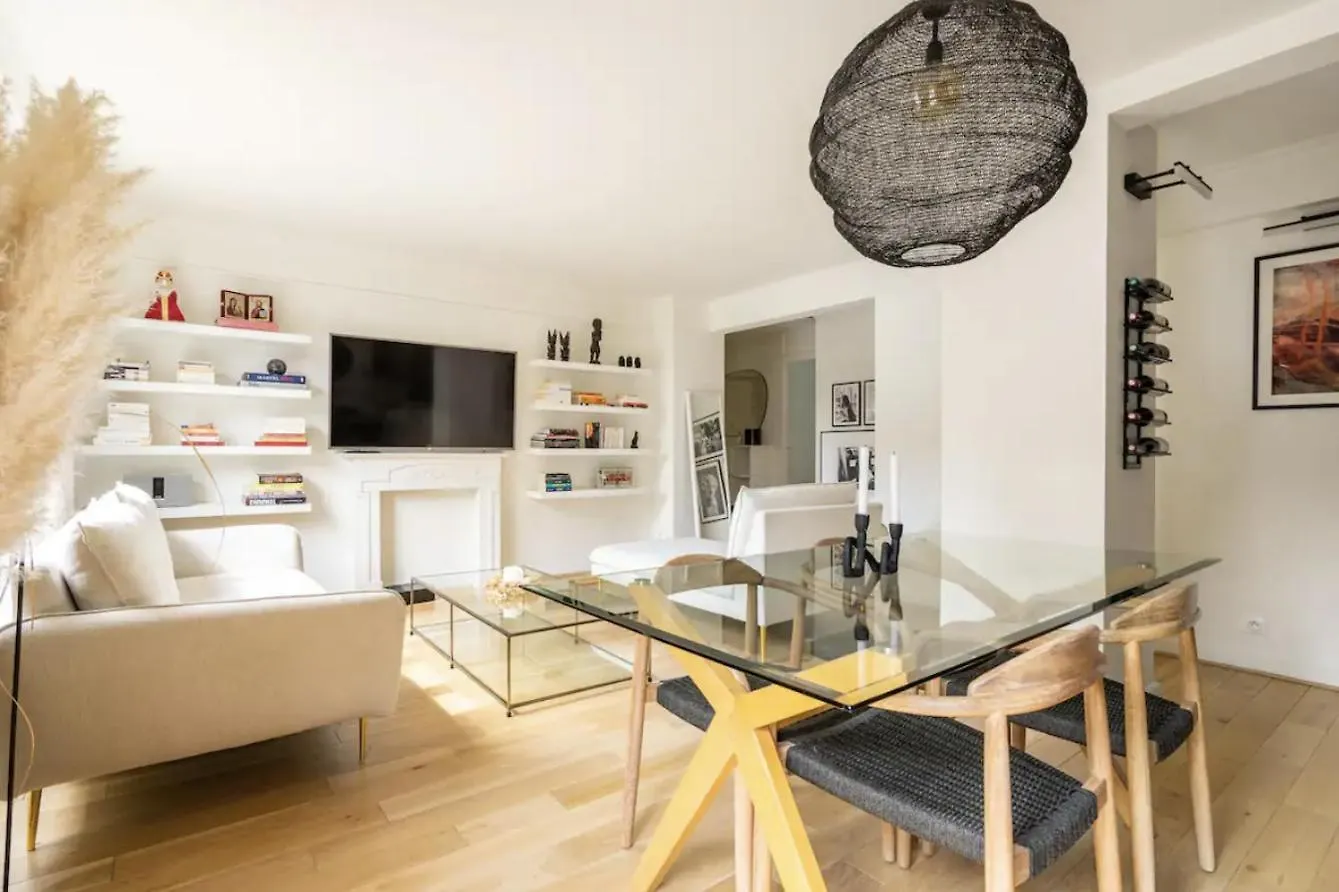 Big 753sq Tf, Close To Restaurants Apartment
