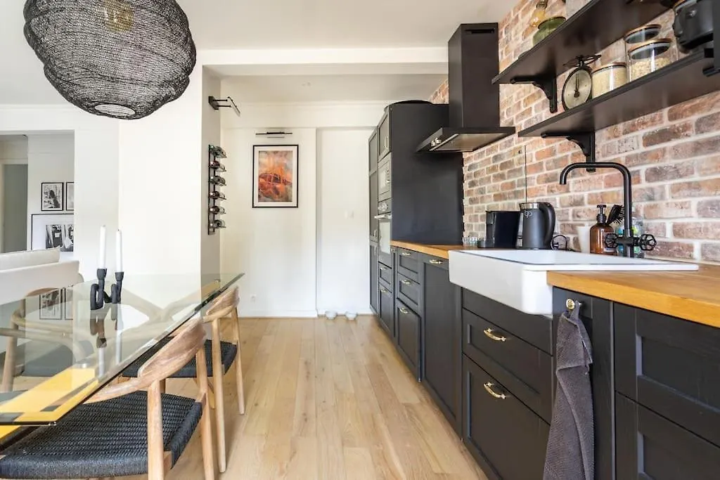 Big 753sq Tf, Close To Restaurants