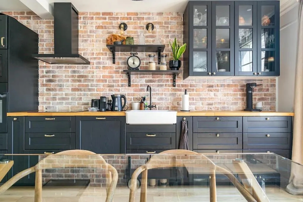Big 753sq Tf, Close To Restaurants *