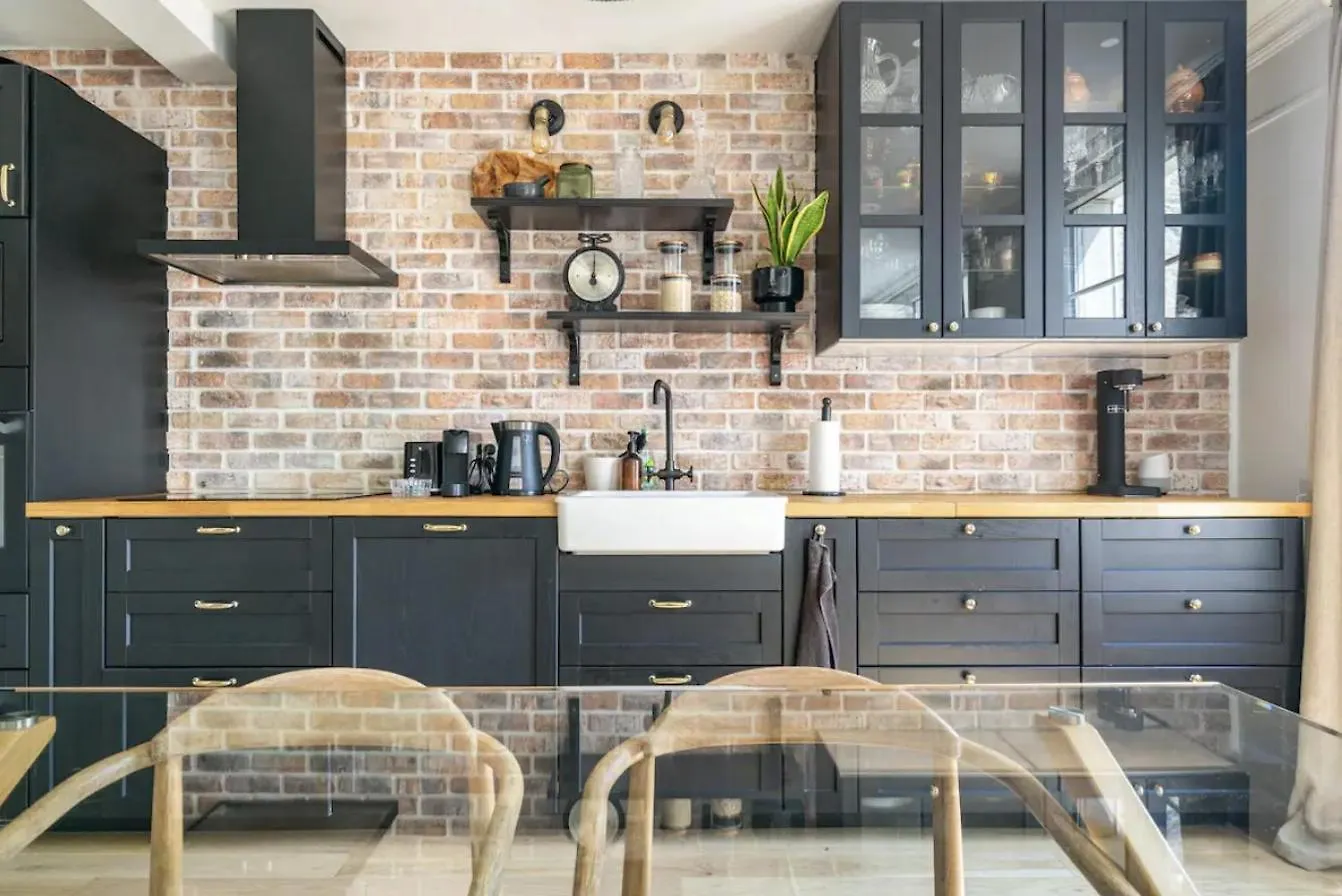 Big 753sq Tf, Close To Restaurants *